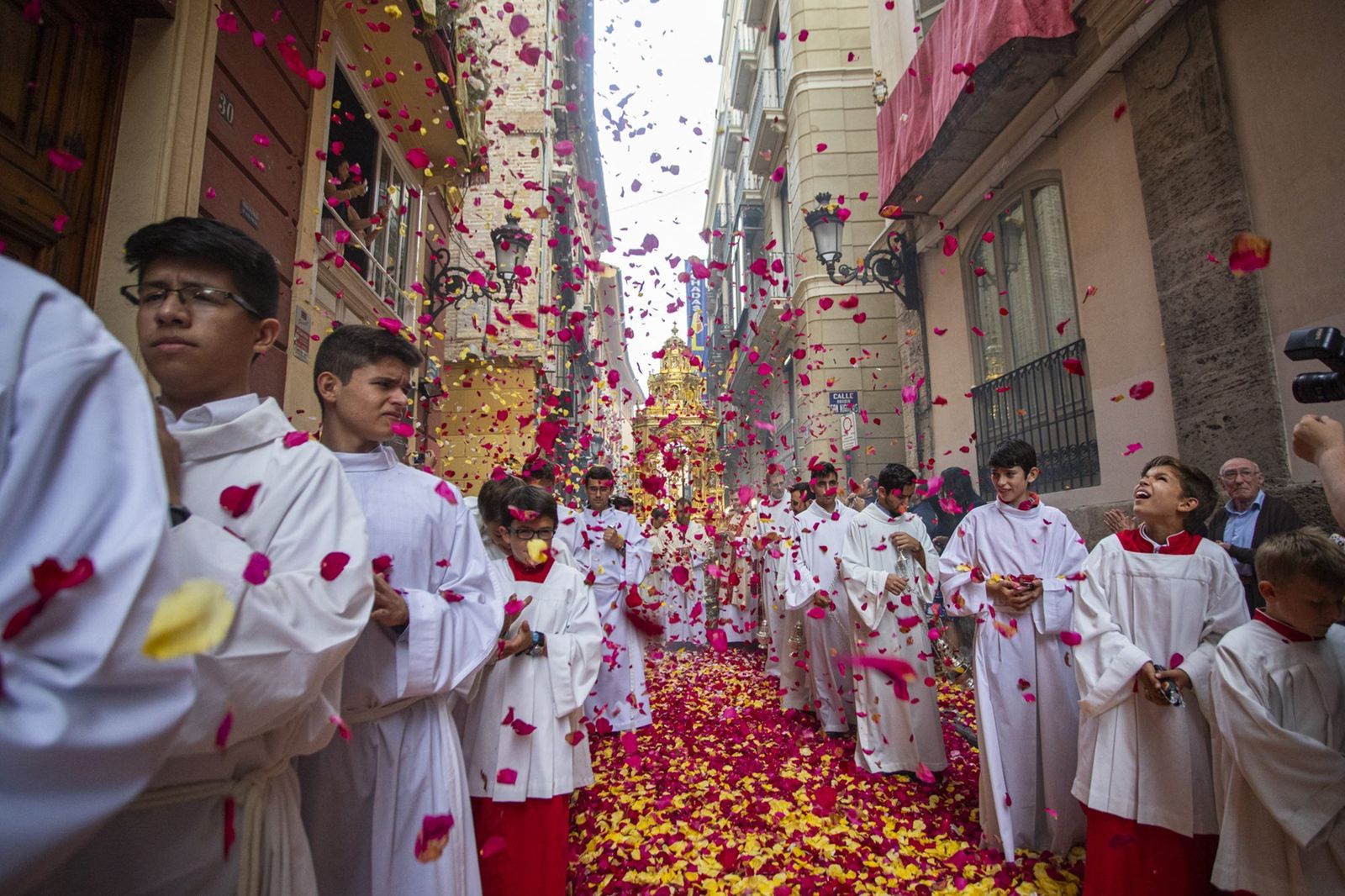 Una procvesión barroca y mediterránea.
