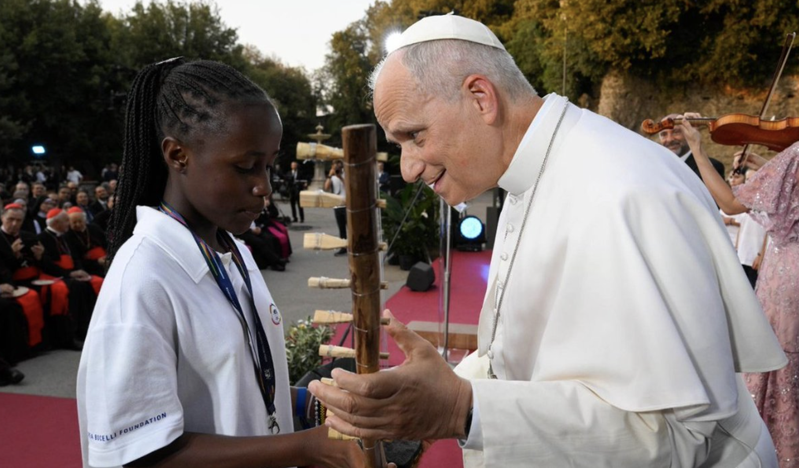 El Papa con una niña africana en el concierto de Castel Gandolfo