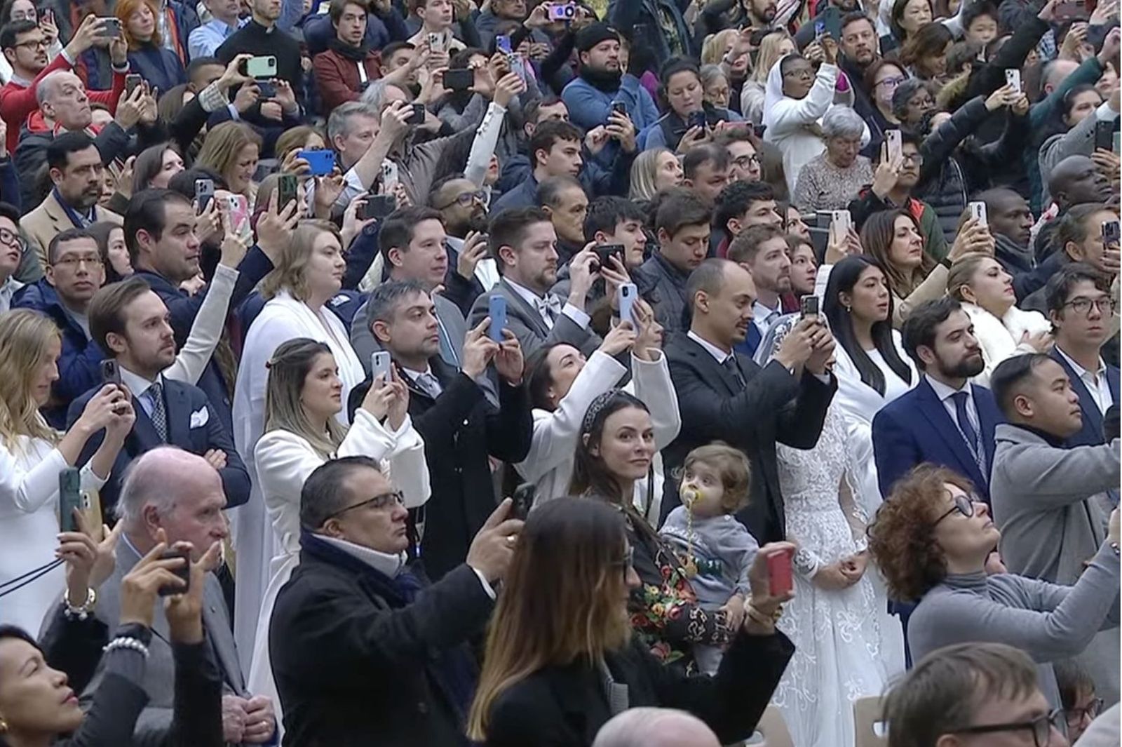 Asistentes a la audiencia, entre ellos varios recién casados