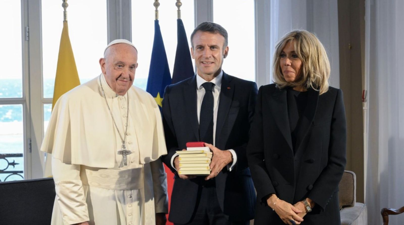 El papa Francisco, Macron y su esposa