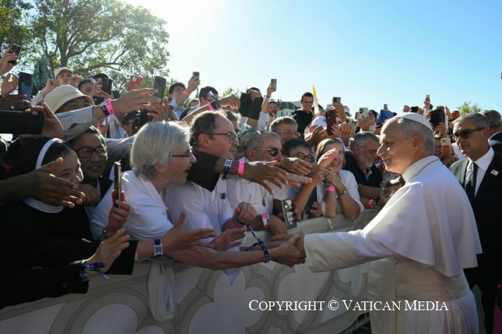 El Papa saluda a los fieles en Notre Dame