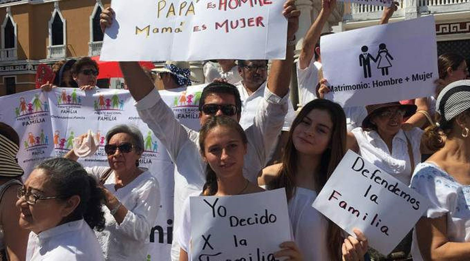 Manifestación auspiciada por El Yunque en México