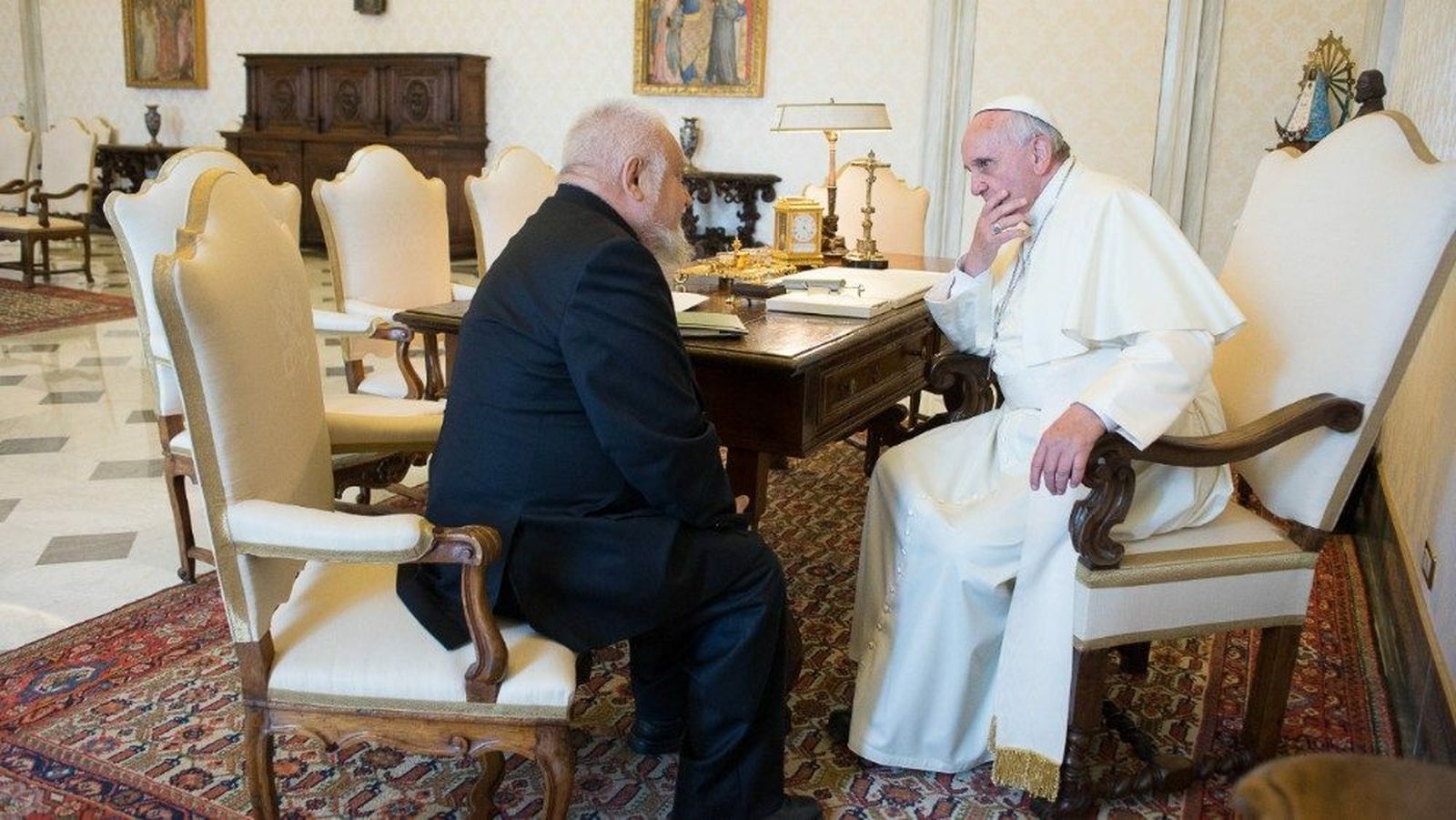 Biancho y el Papa en la biblioteca