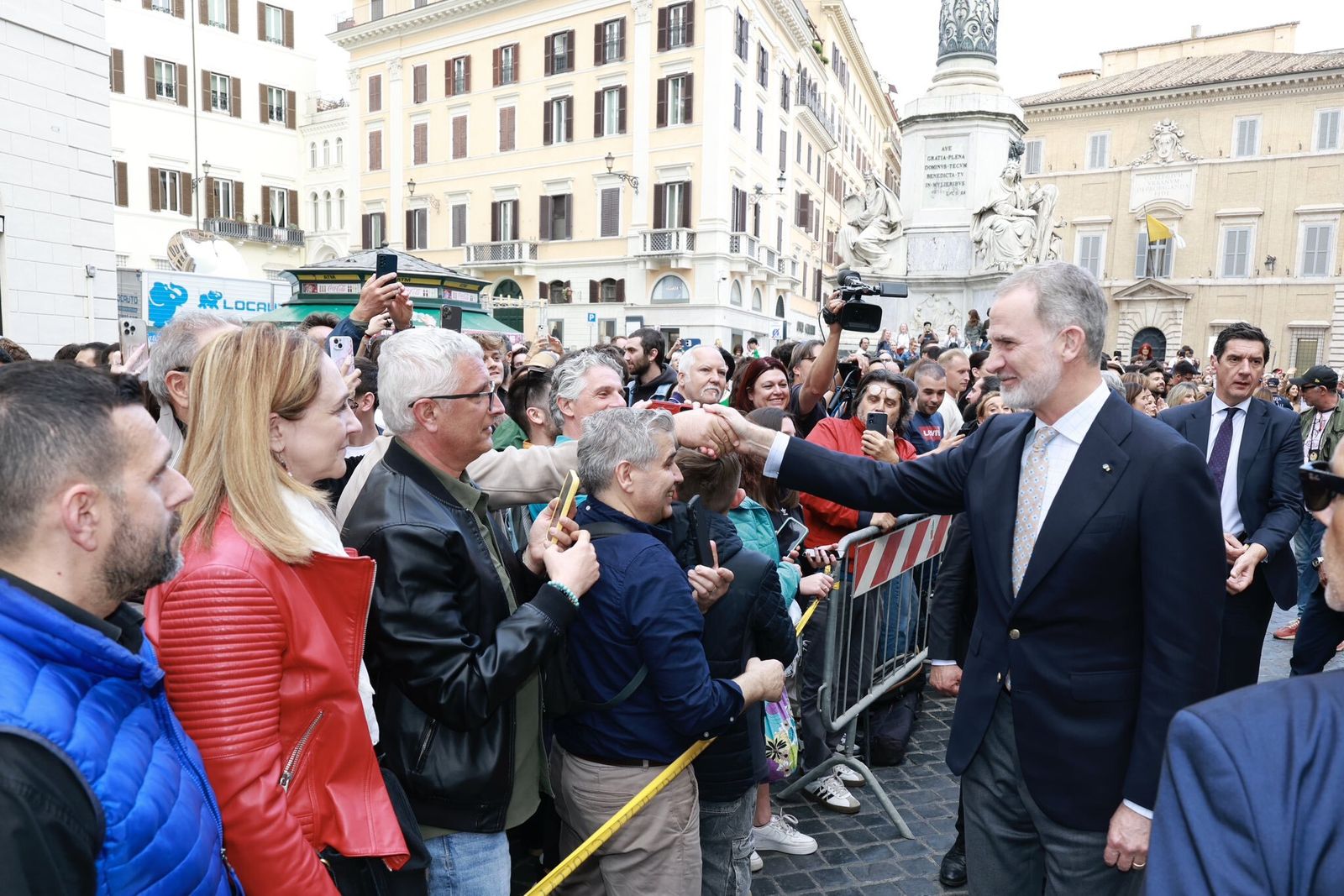 El Rey saluda a los fieles en la plaza de España