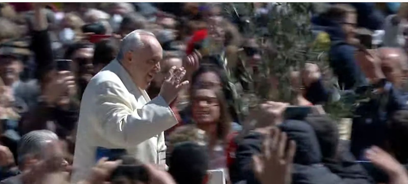 El Papa, de nuevo, en papamóvil