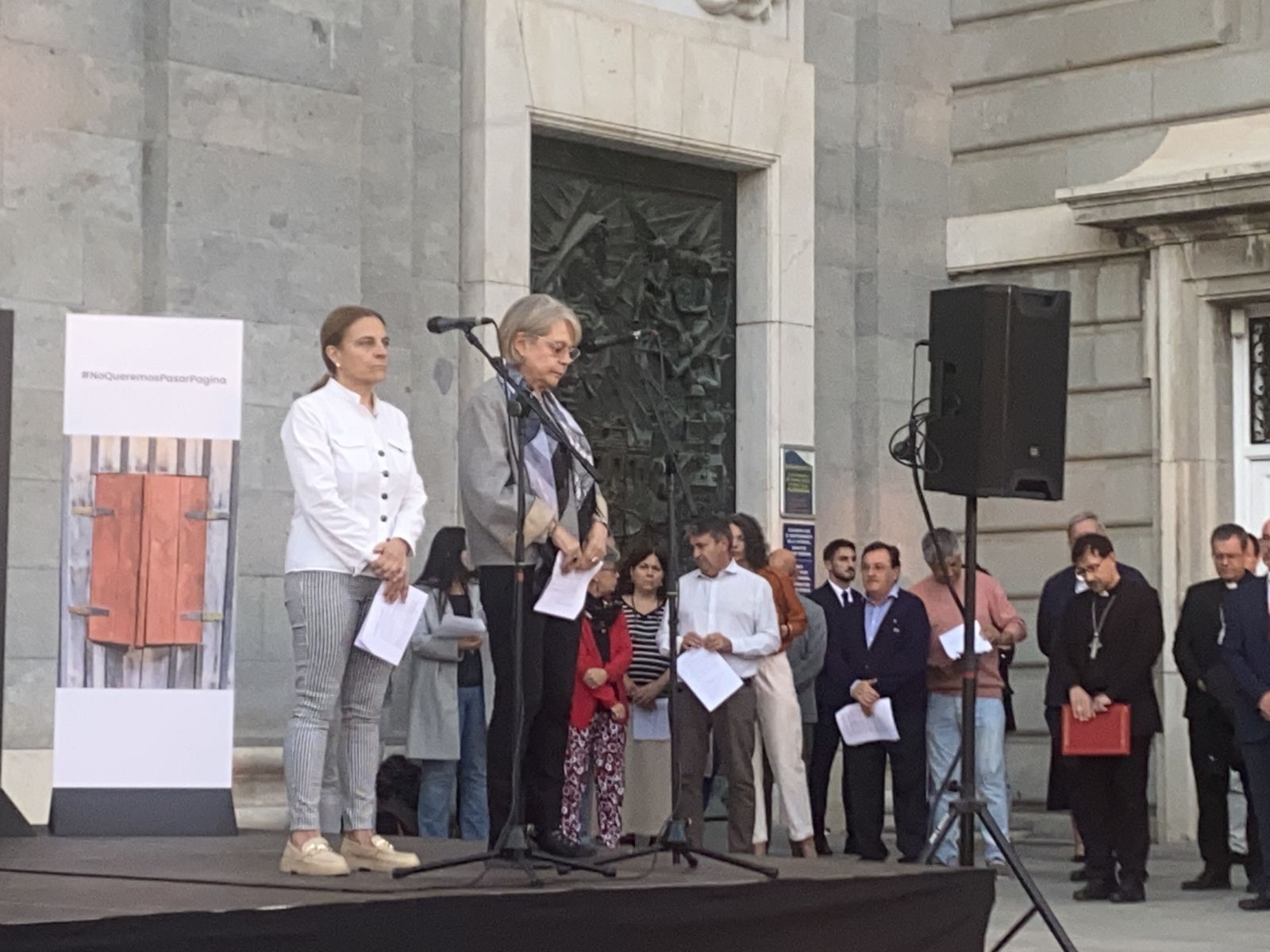 Cobo, al fondo, escucha a las víctimas