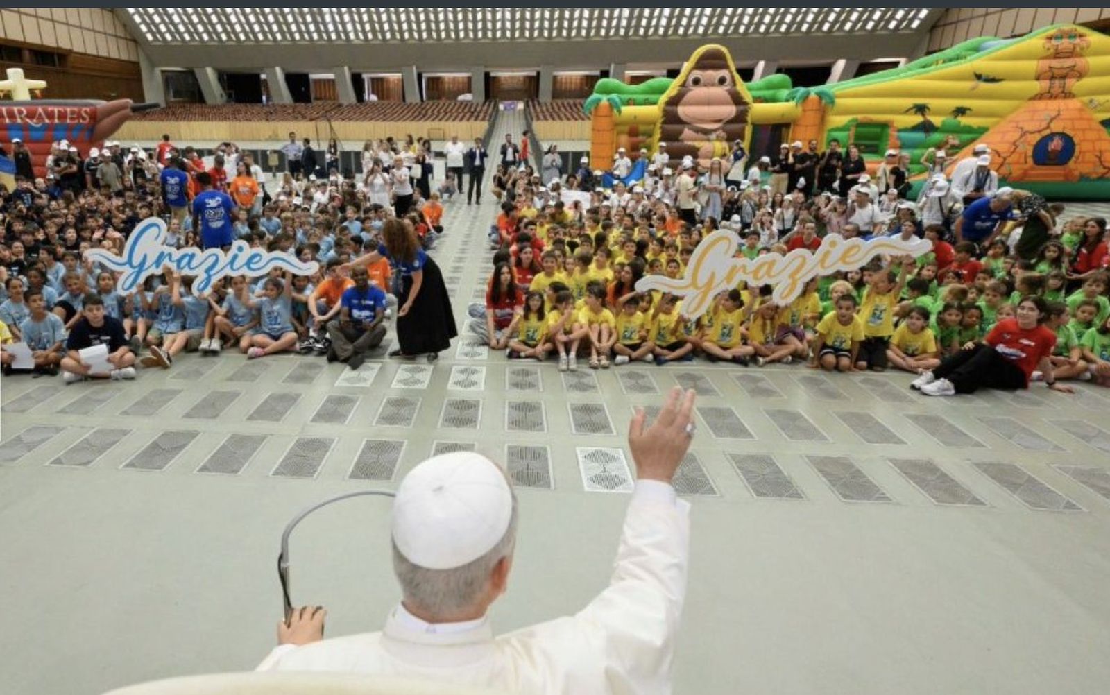 León XIV, con los niños del Centro de Verano Vaticano