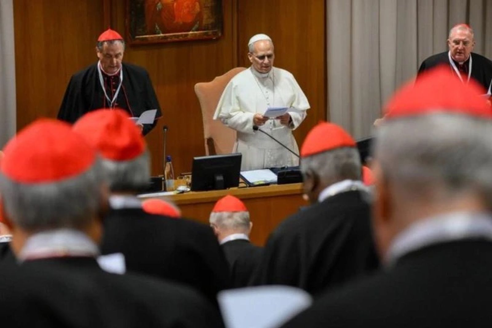 león XIV y cardenales