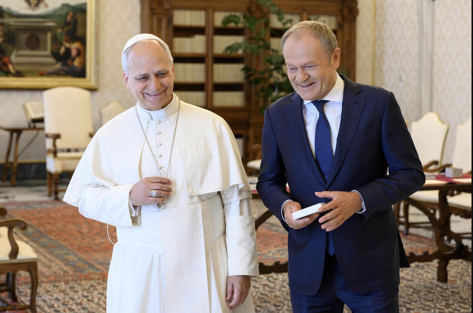 León XIV con Donald Tusk.jpg