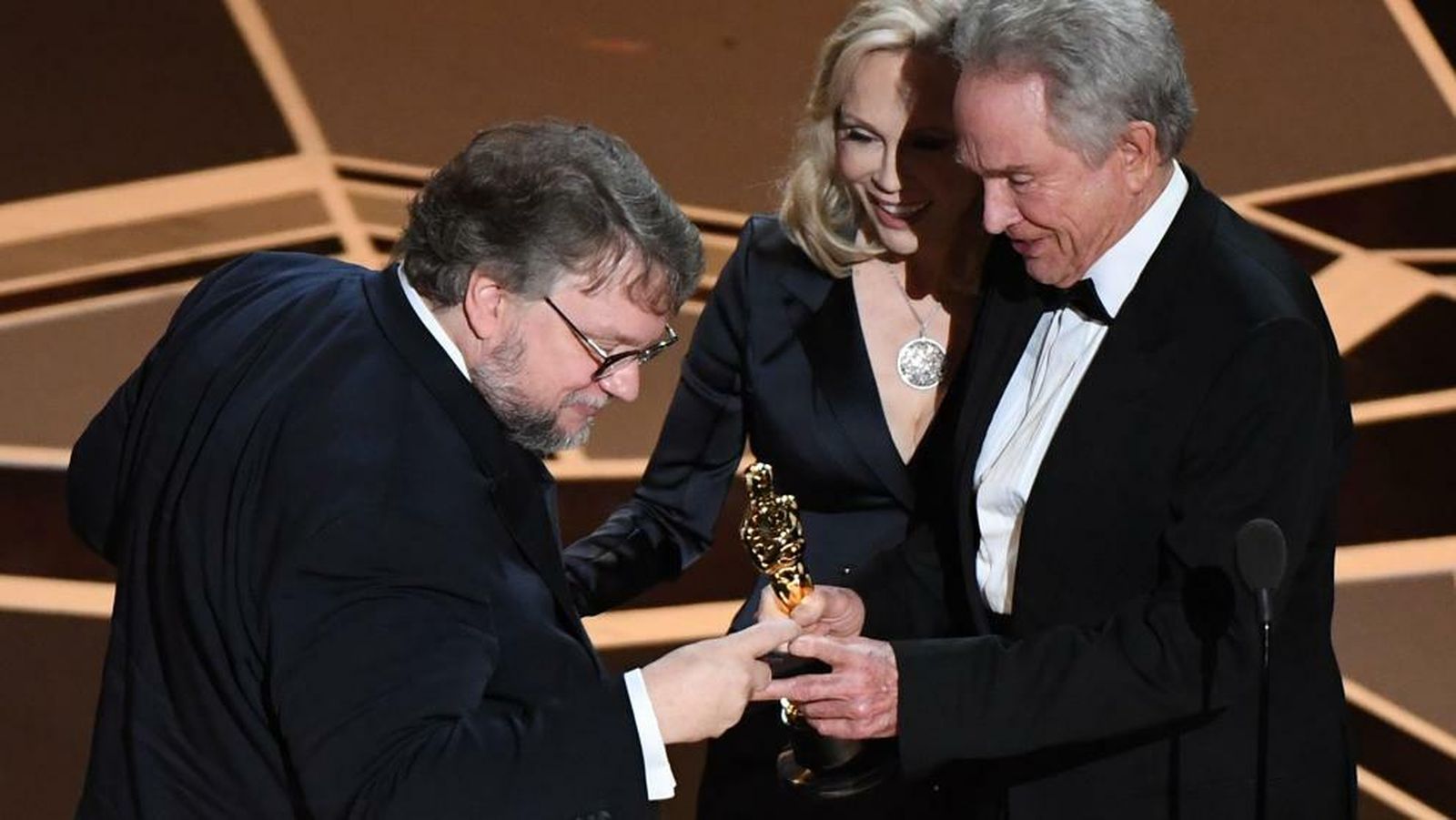 Guillermo del Toro recibe el Óscar