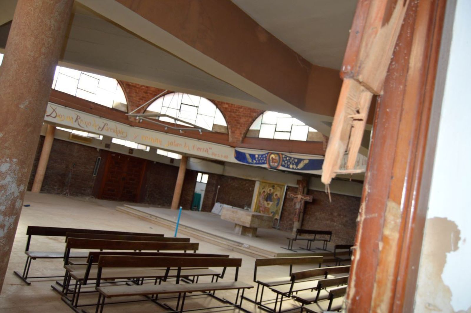 Puerta arrancada por la riada de la dana