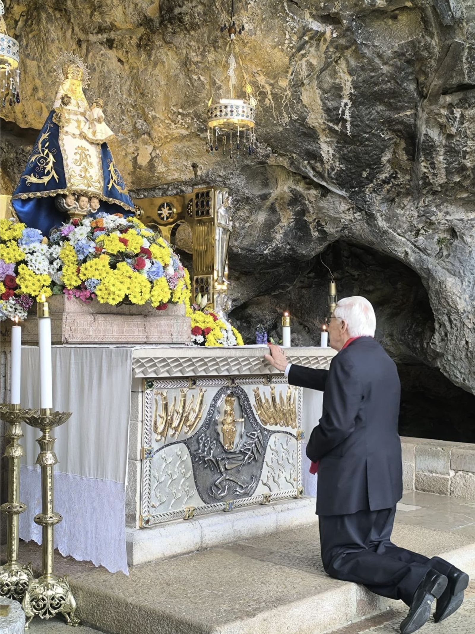 El Padre Ángel a los pies de la Santina de Covadonga