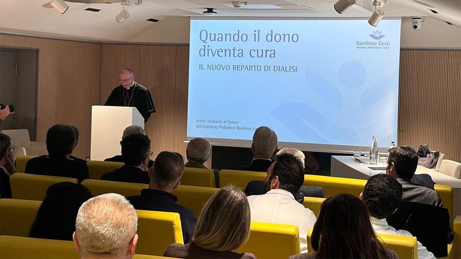 El cardenal Secretario de Estado del Vaticano, Pietro Parolin, en el hospital pediátrico Bambino Gesù