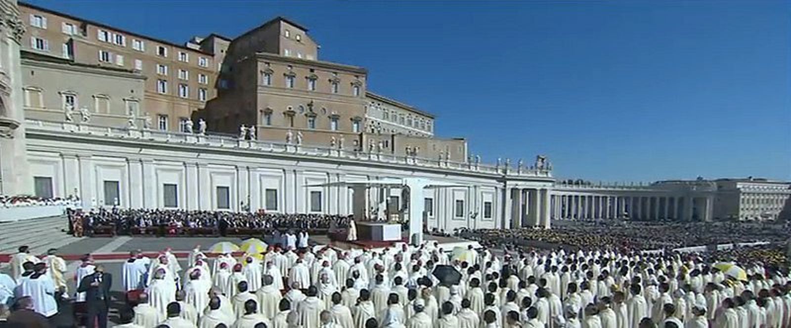 Miles de fieles durante la canonización