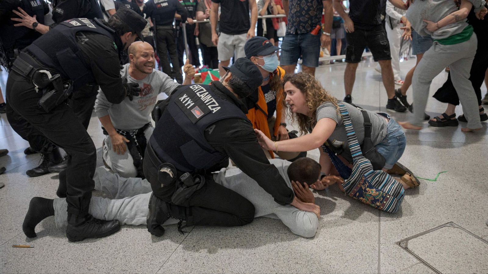 Carga de la ertzainza en el aeropuerto de Bilbao contra activistas