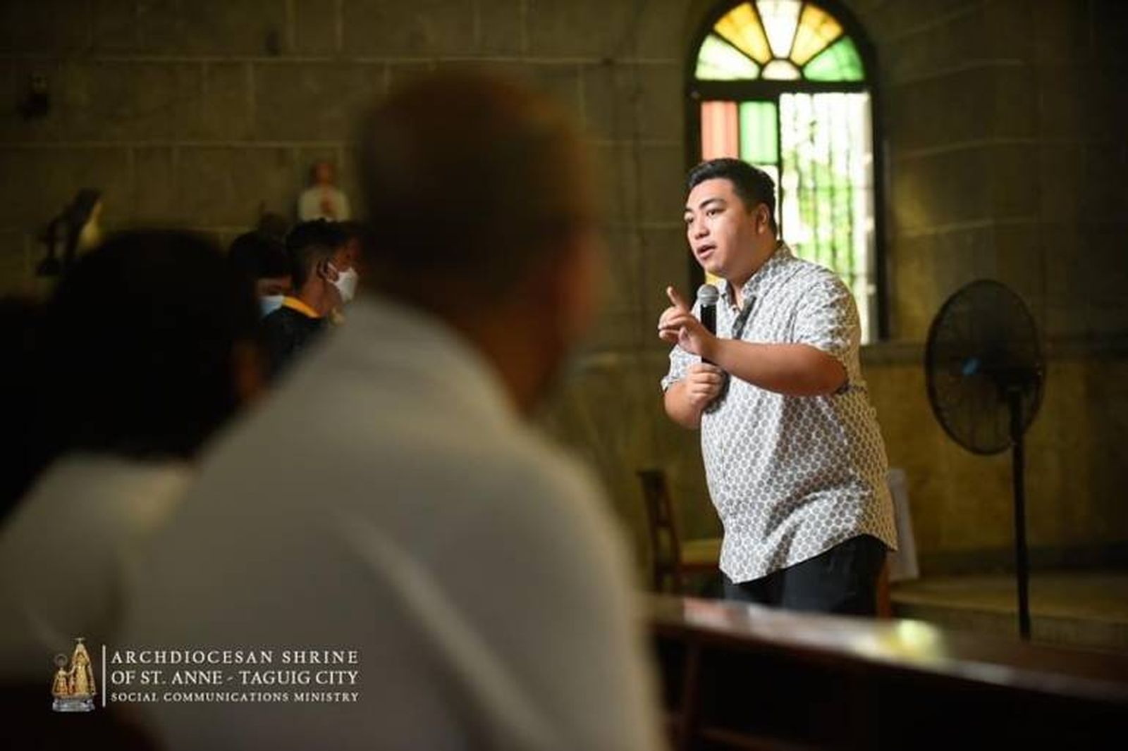 Un teólogo laico filipino predicando durante un retiro en la Diócesis de Pasig, Filipinas.  Ojalá llegue el día en que los laicos y los religiosos no ordenados puedan predicar en misa