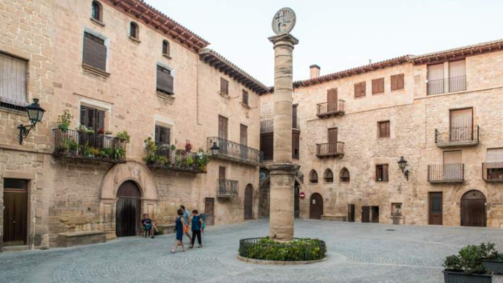 El cardenal Omella ha iniciado sus vacaciones de verano en Cretas, su pueblo natal en la Franja, un destino habitual en estas fechas.