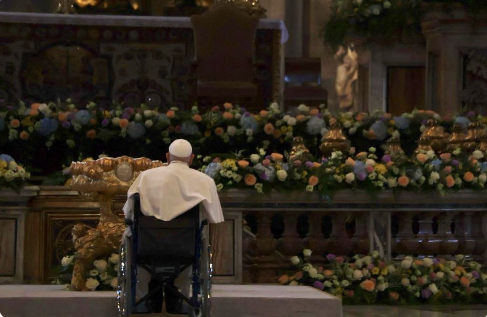 El papa acude a la basílica de San Pedro a rezar antes de la Vigilia del Sábado Santo