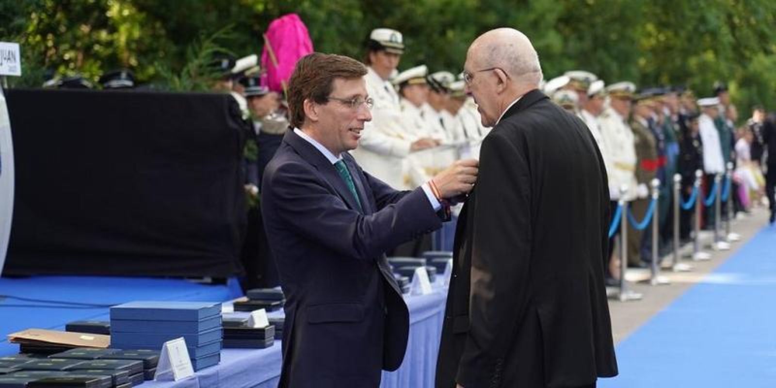 El cardenal Osoro recibe la medalla de oro de la Policía Municipal de Madrid