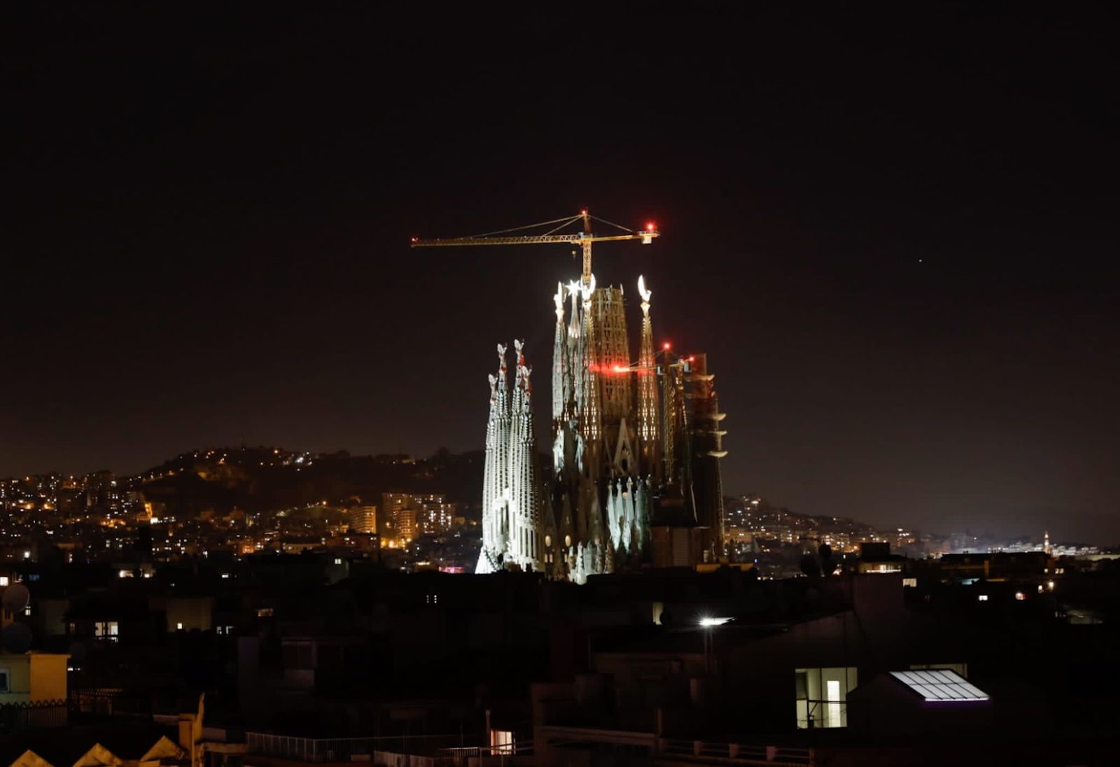 Las torres de los evangelistas de la Sagrada Familia ya iluminan Barcelona