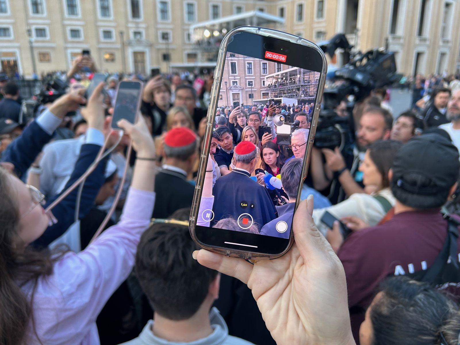 Periodistas con un cardenal en la plaza de San Pedro