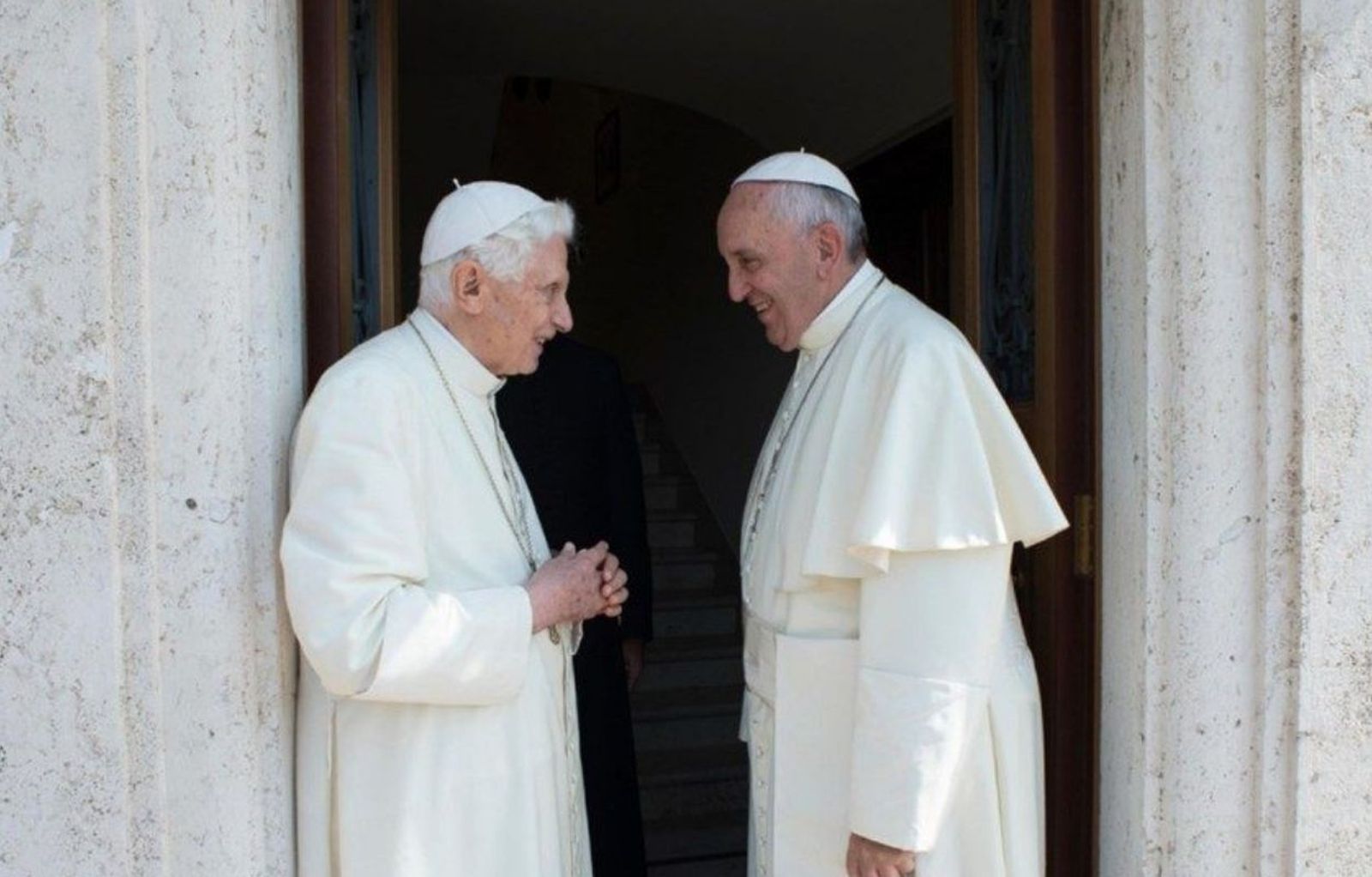 El Papa visita a Benedicto XVI para saludarlo por la Pascua y por su cumpleaños