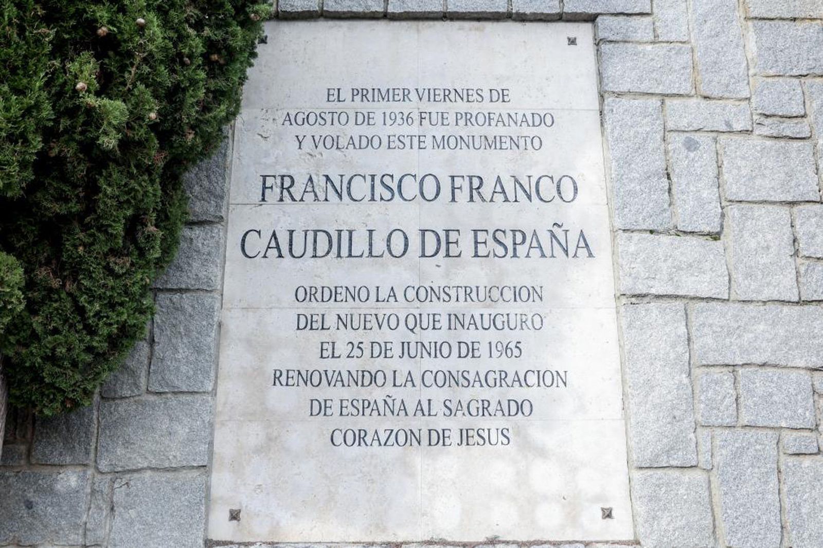 Placa en homenaje a Franco en el Cerro de los Ángeles