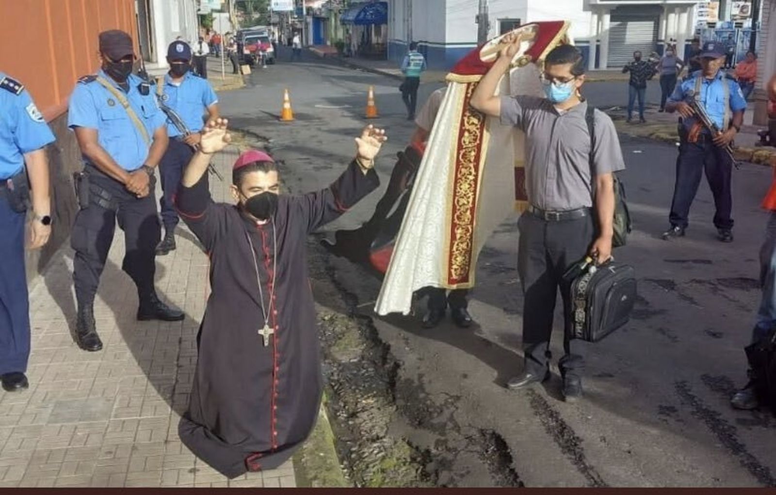 El obispo Rolando Álvarez sale a la calle de rodillas para clamar el fin de los ataques