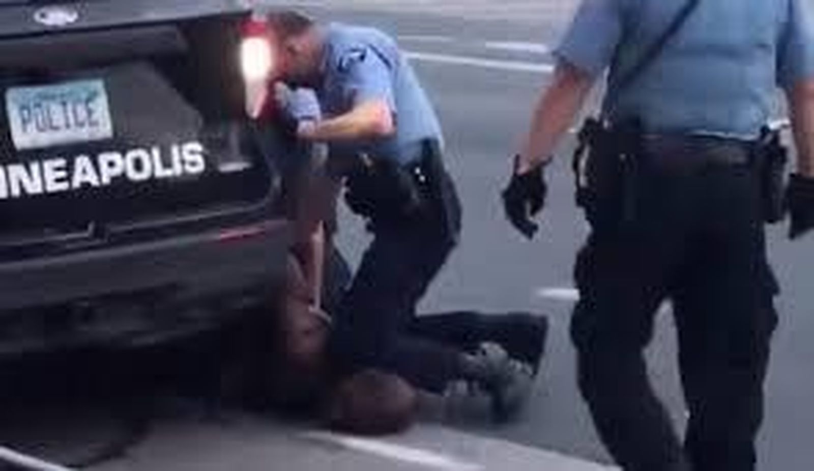 Chauvin, reduciendo a Floyd con sus rodillas.