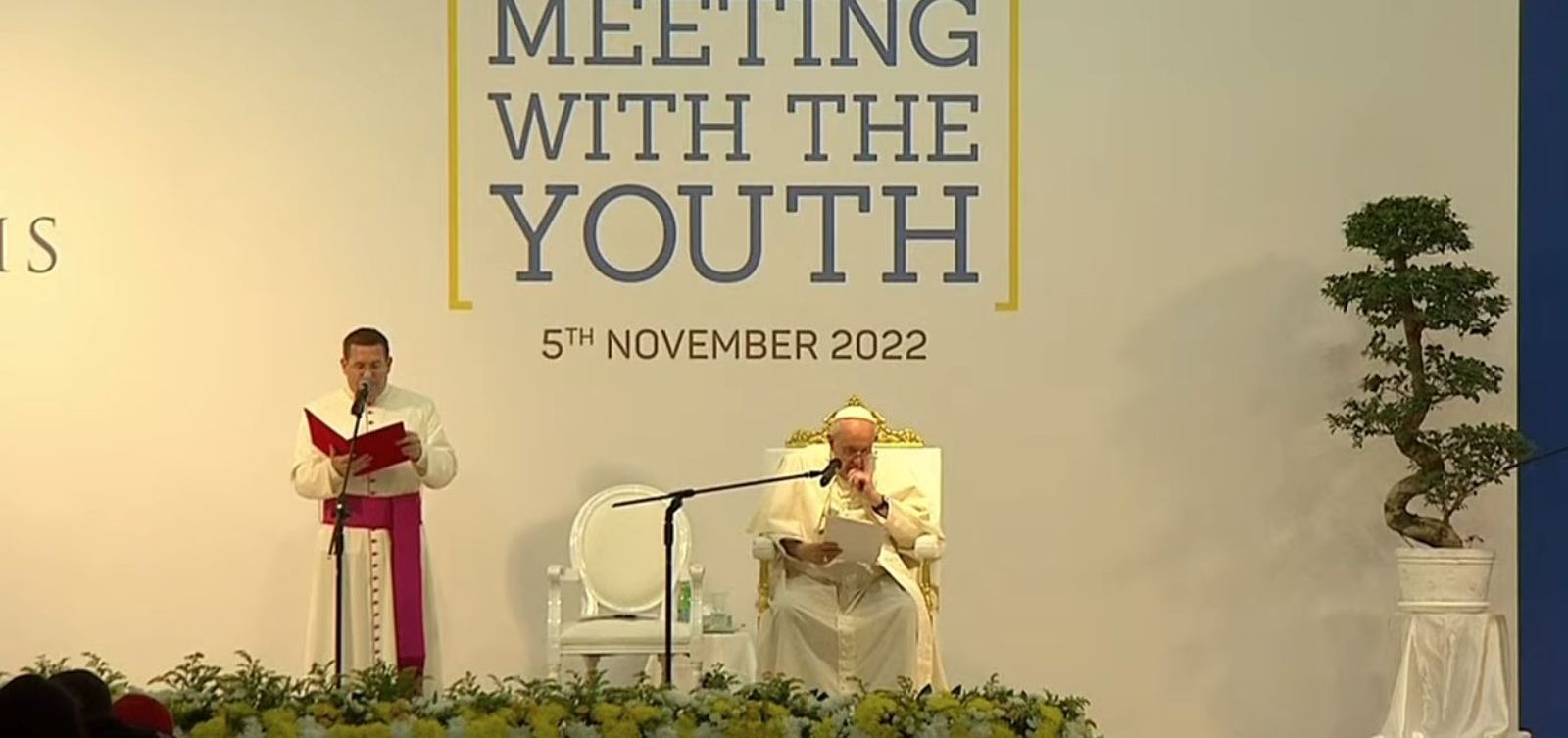 Papa, con los jóvenes