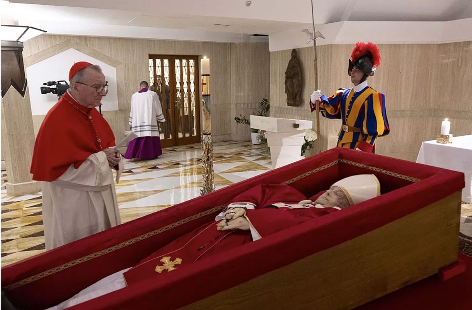 Parolin ante el féretro de FRancisco