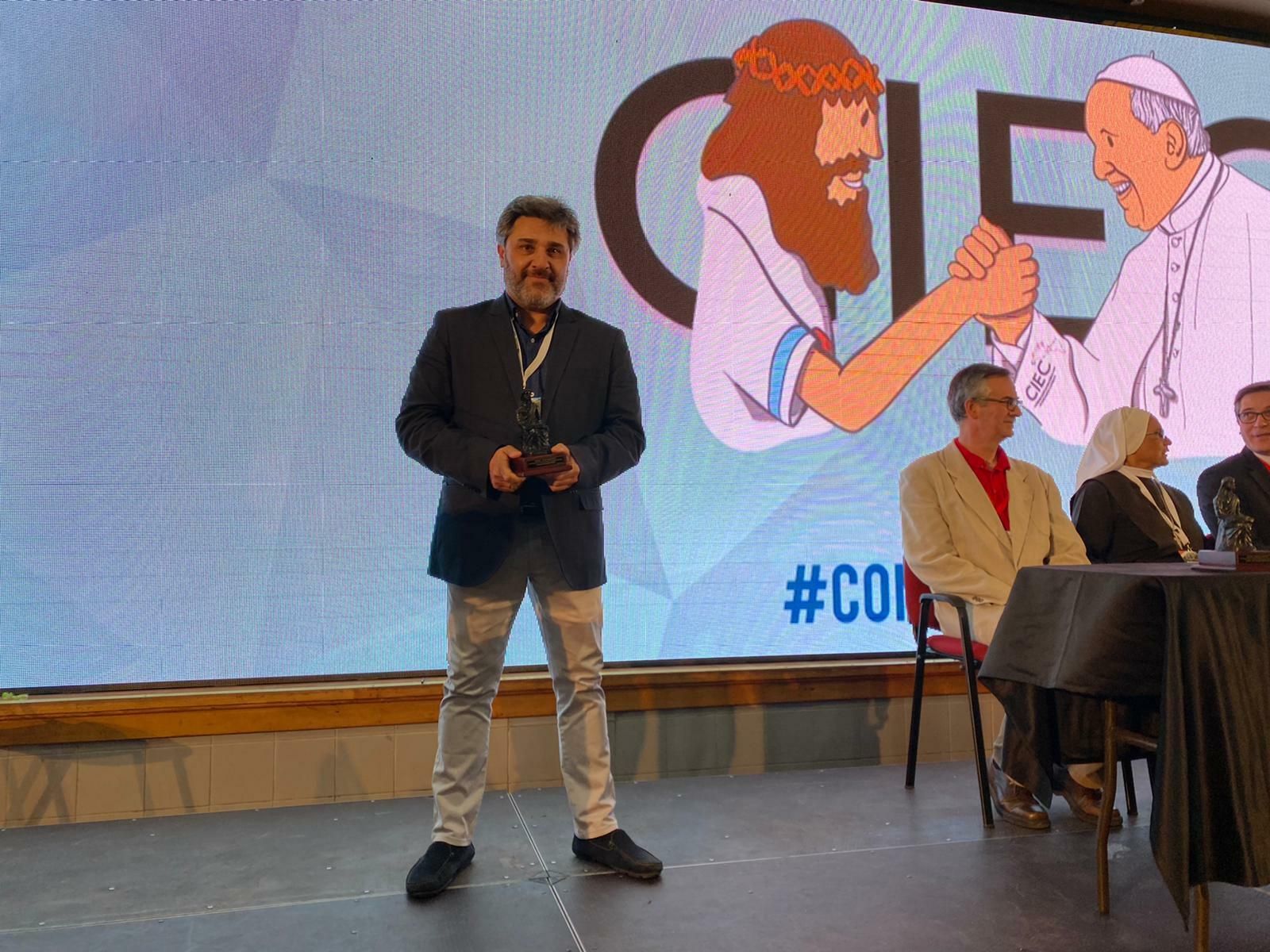 Juan Pedro Castellano, de la Fundación Edelvives, con el premio Jesús Maestro