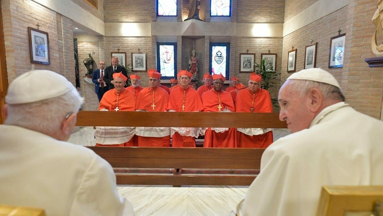 Benedicto y Francisco con los nuevos cardenales