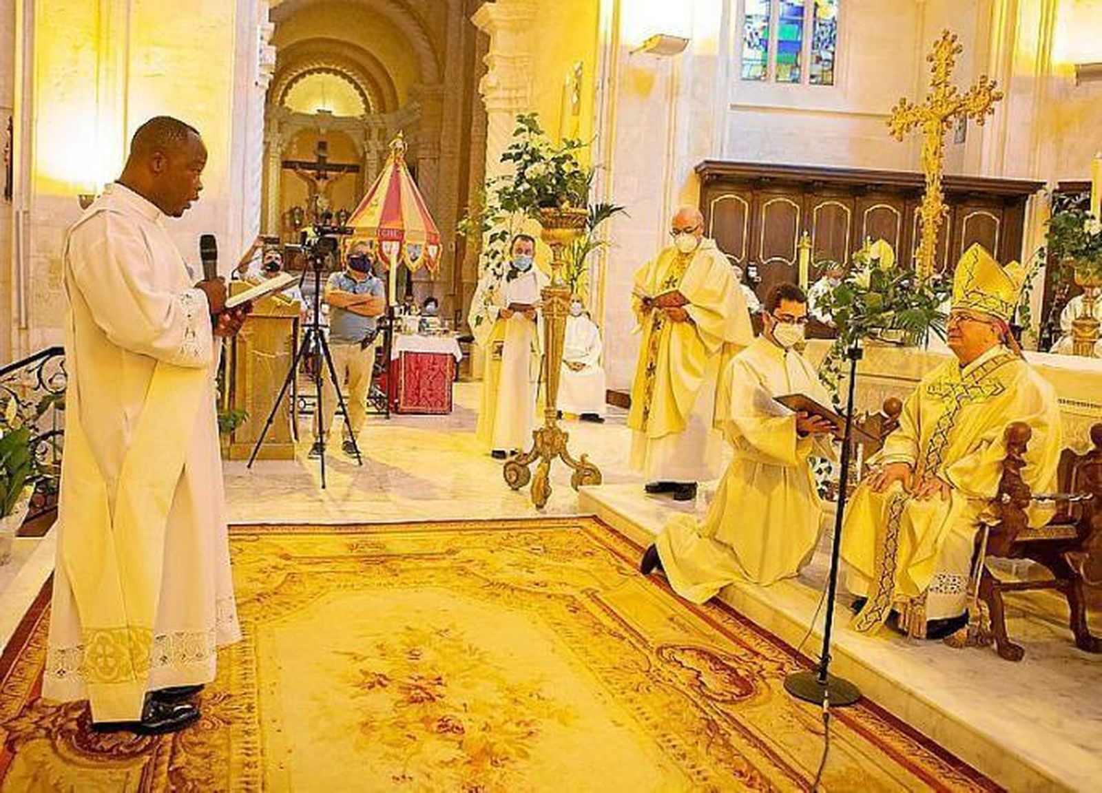 El sacerdote durante su ordenación