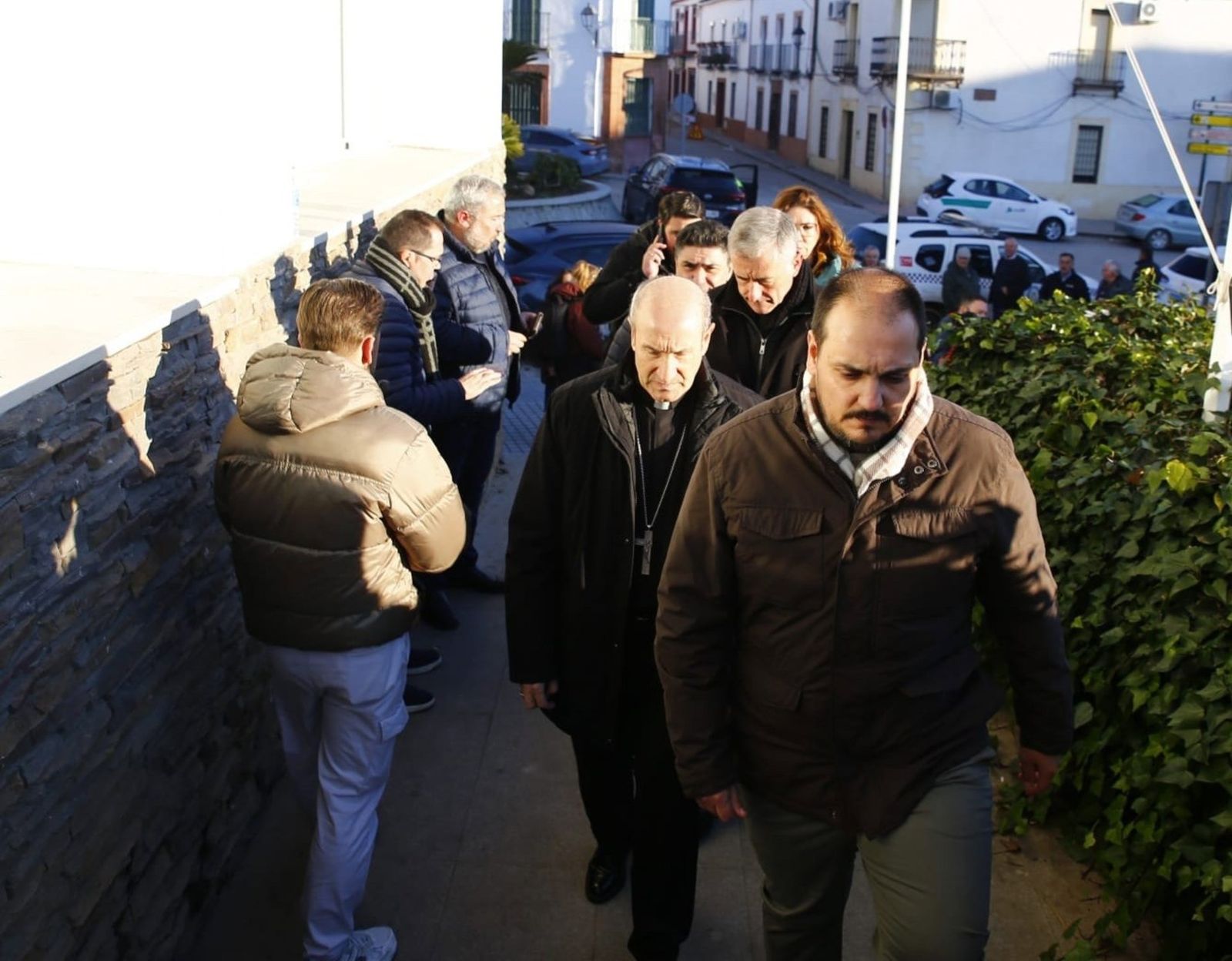 Jesús Fernández, obispo de Córdoba, sigue al alcalde de Adamuz