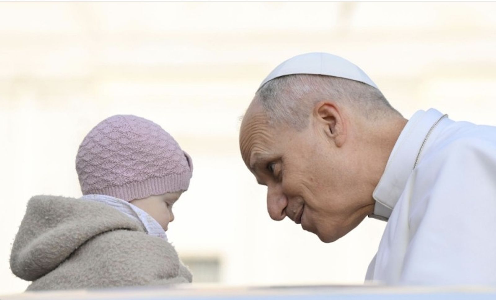 El Papa saluda a un bebé