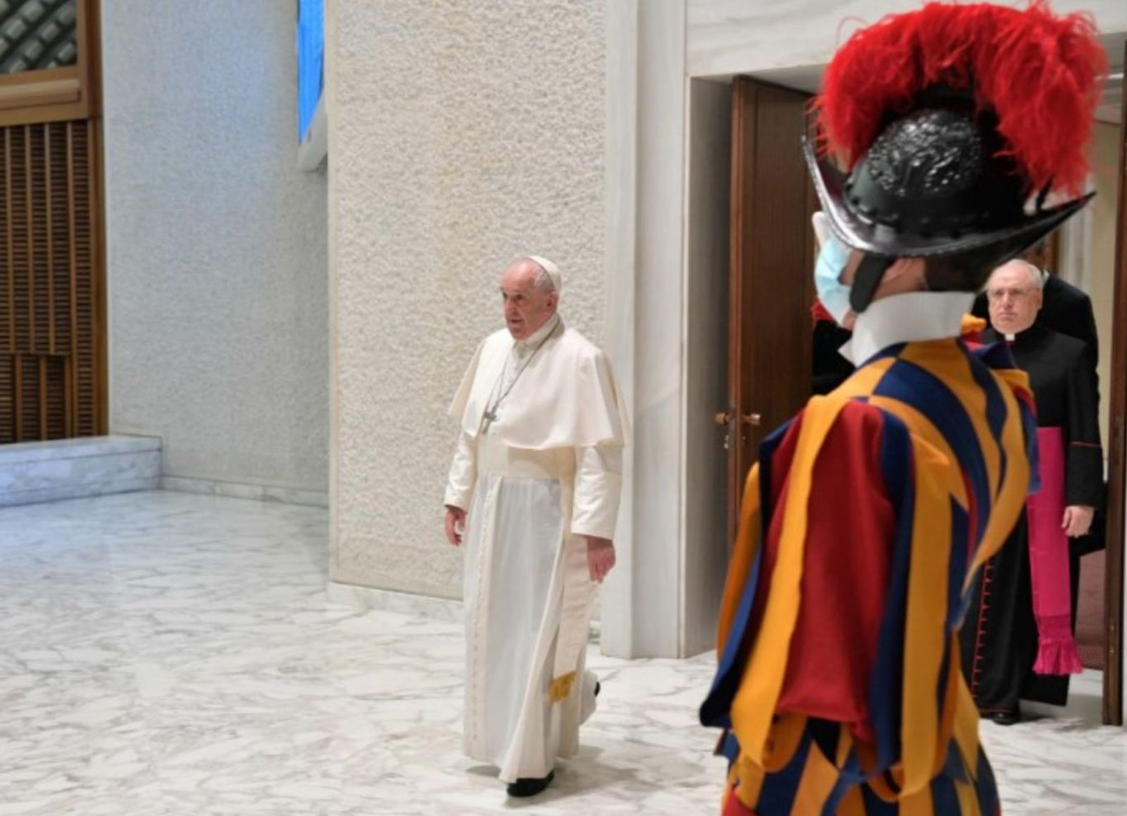 El Papa entra en la audiencia