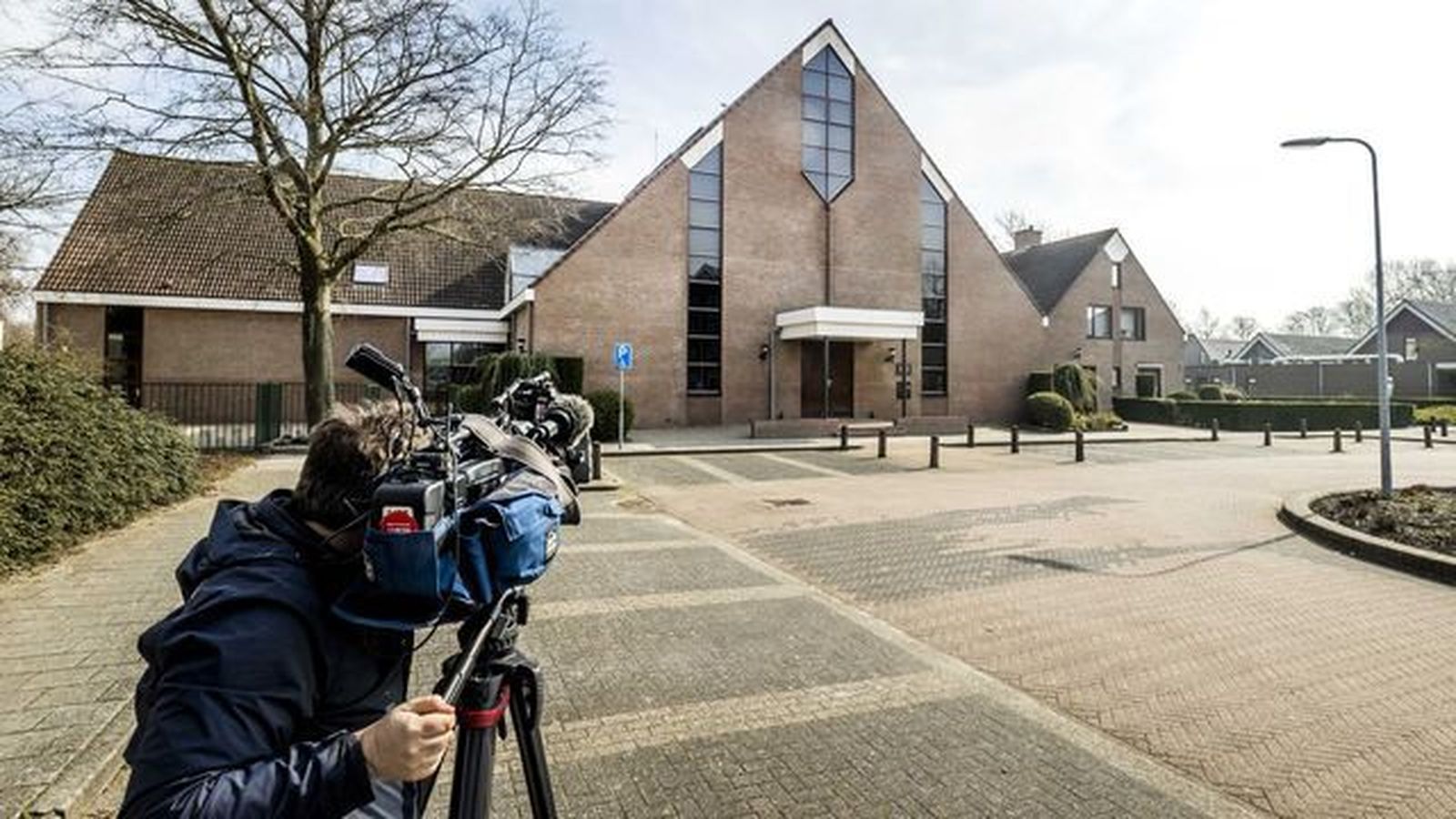 Un reportero frente a la iglesia de Sionkerk, en Urk.