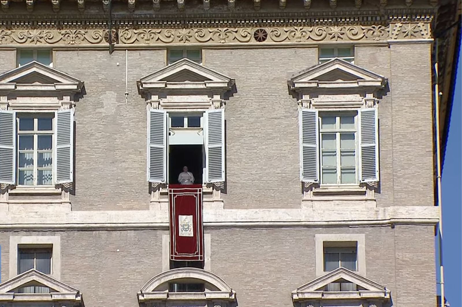 Francisco, en el balcón del Palacio Apostólico