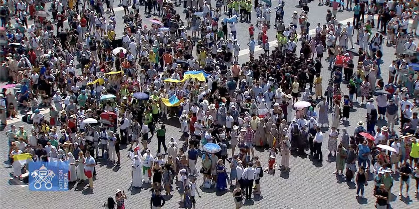 Fieles en la plaza de San Pedro con la bandera de Ucrania