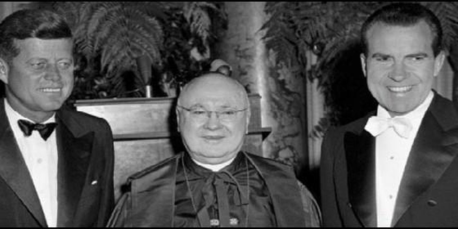 El cardenal Francis Spellman, entre Kennedy y Nixon