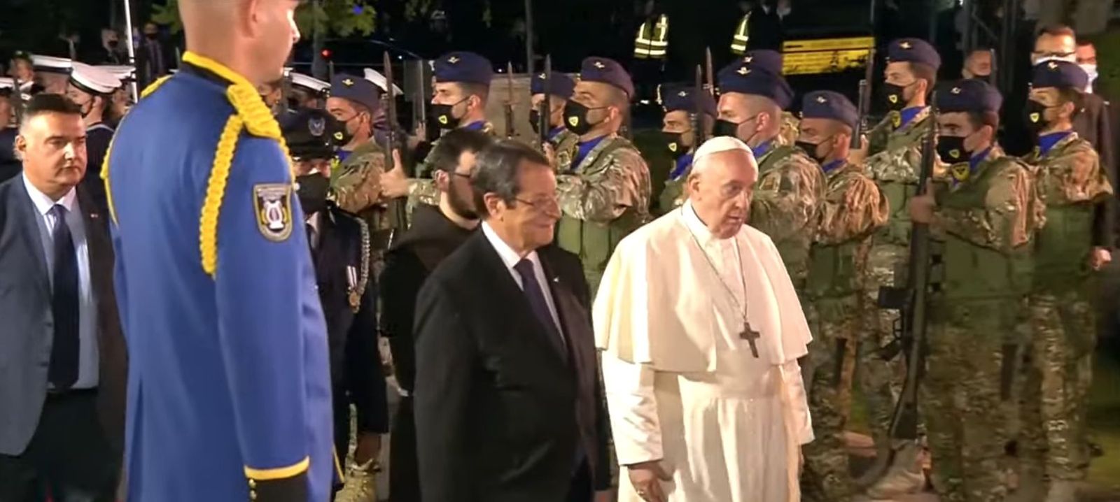 El Papa escucha los himnos nacionales