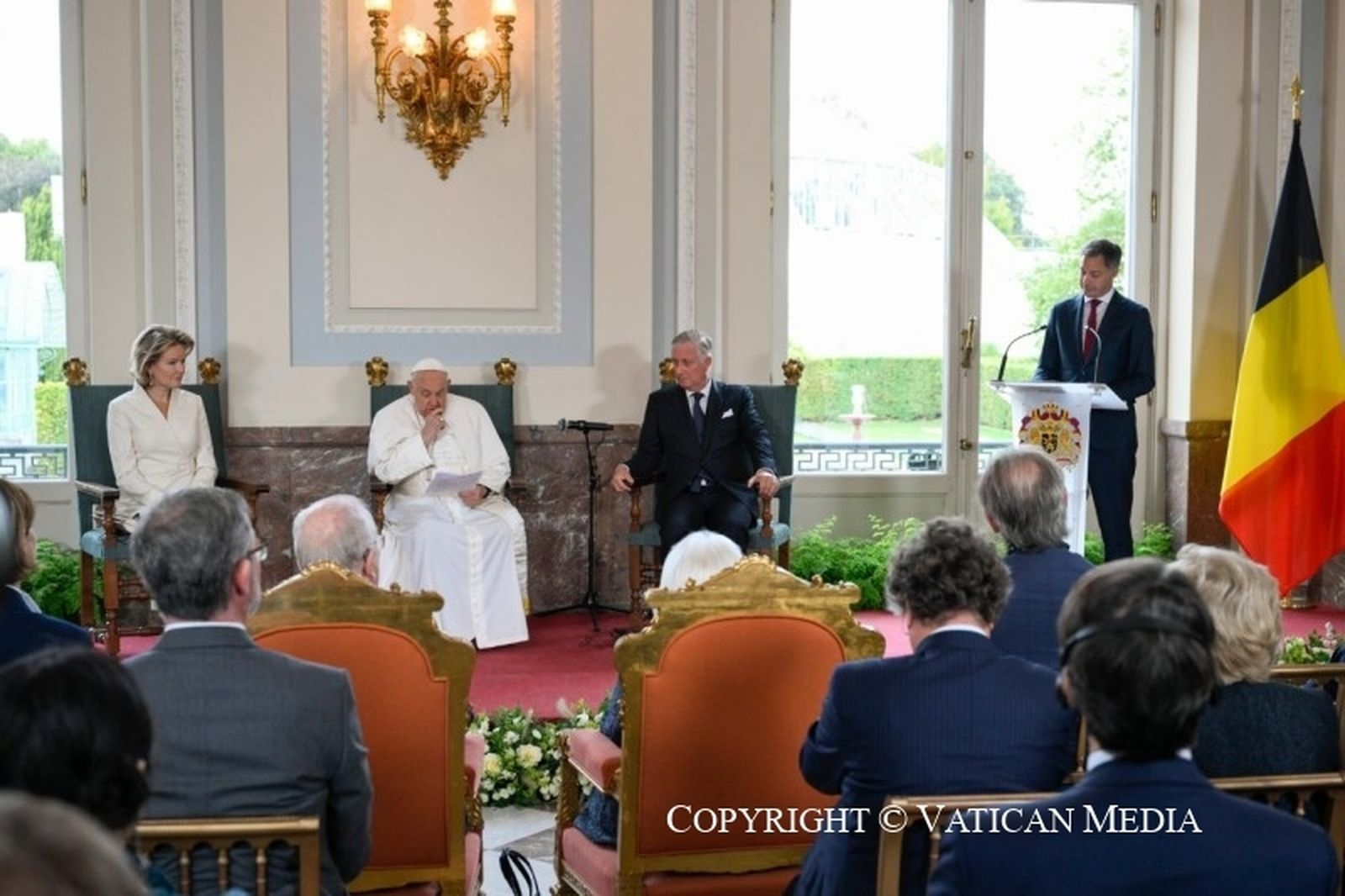 El primer ministro belga, junto al Papa y los reyes
