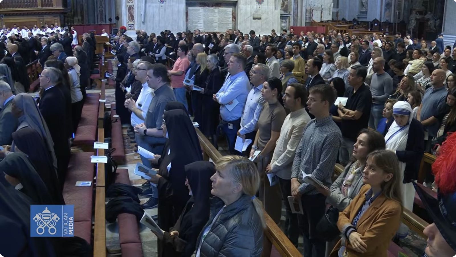 Fieles en la misa de difuntos por el papa Francisco