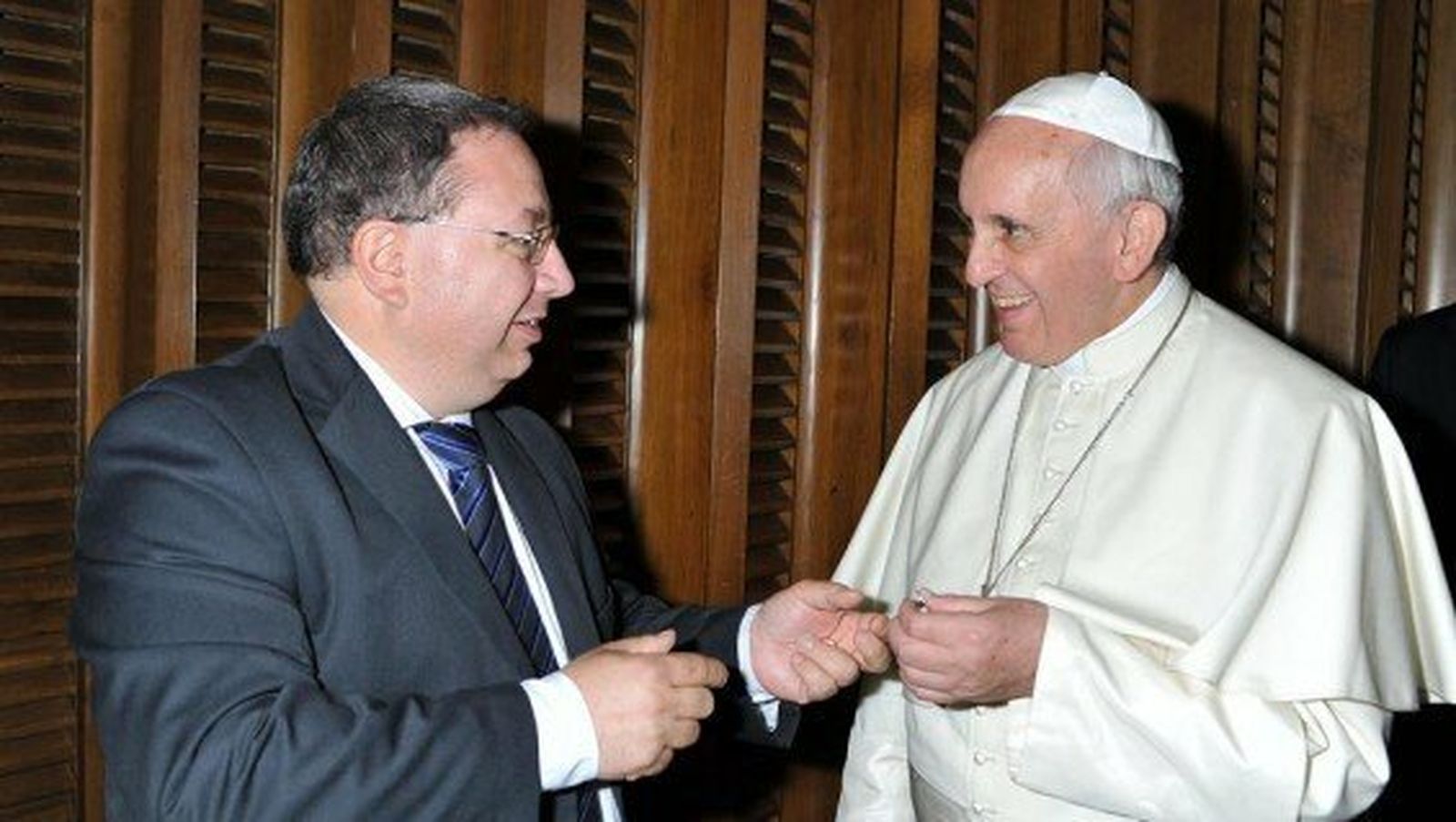 Francisco recibe el pin de Gabriel Conte