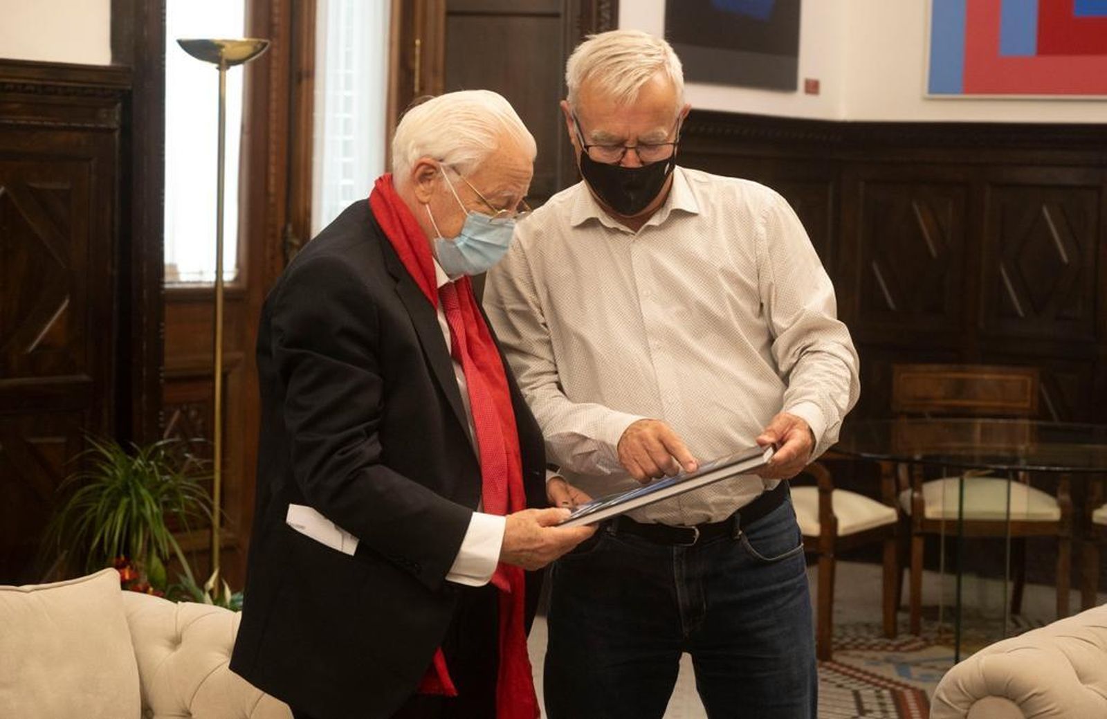 El padre Ángel, con Joan Ribó