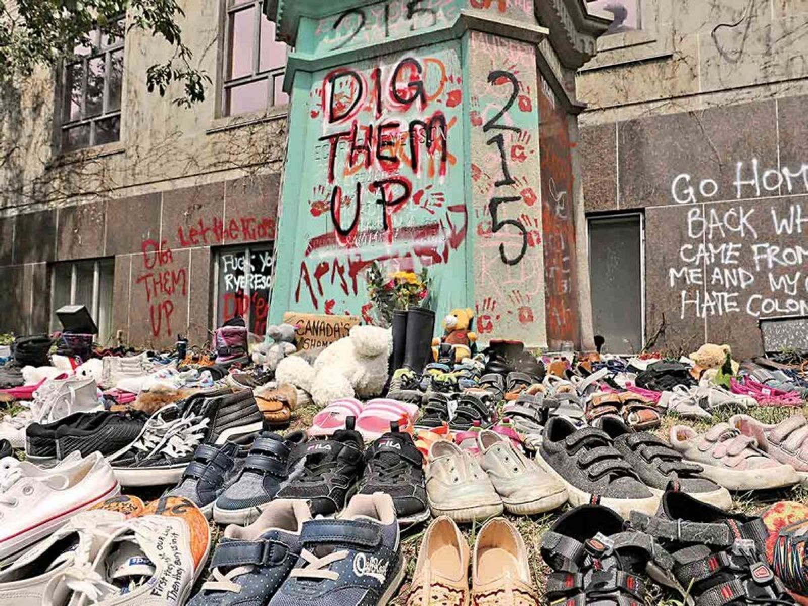 Protesta en Canadá por el hallazgo de los restos infantiles en la institución católica