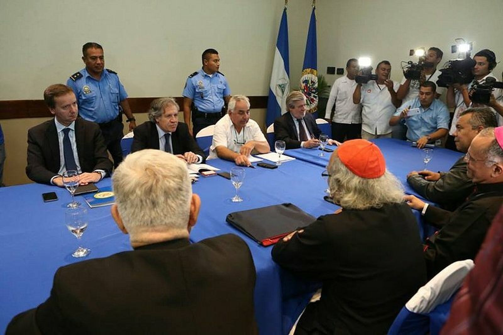 Luis Almagro, de la OEA, con los obispos