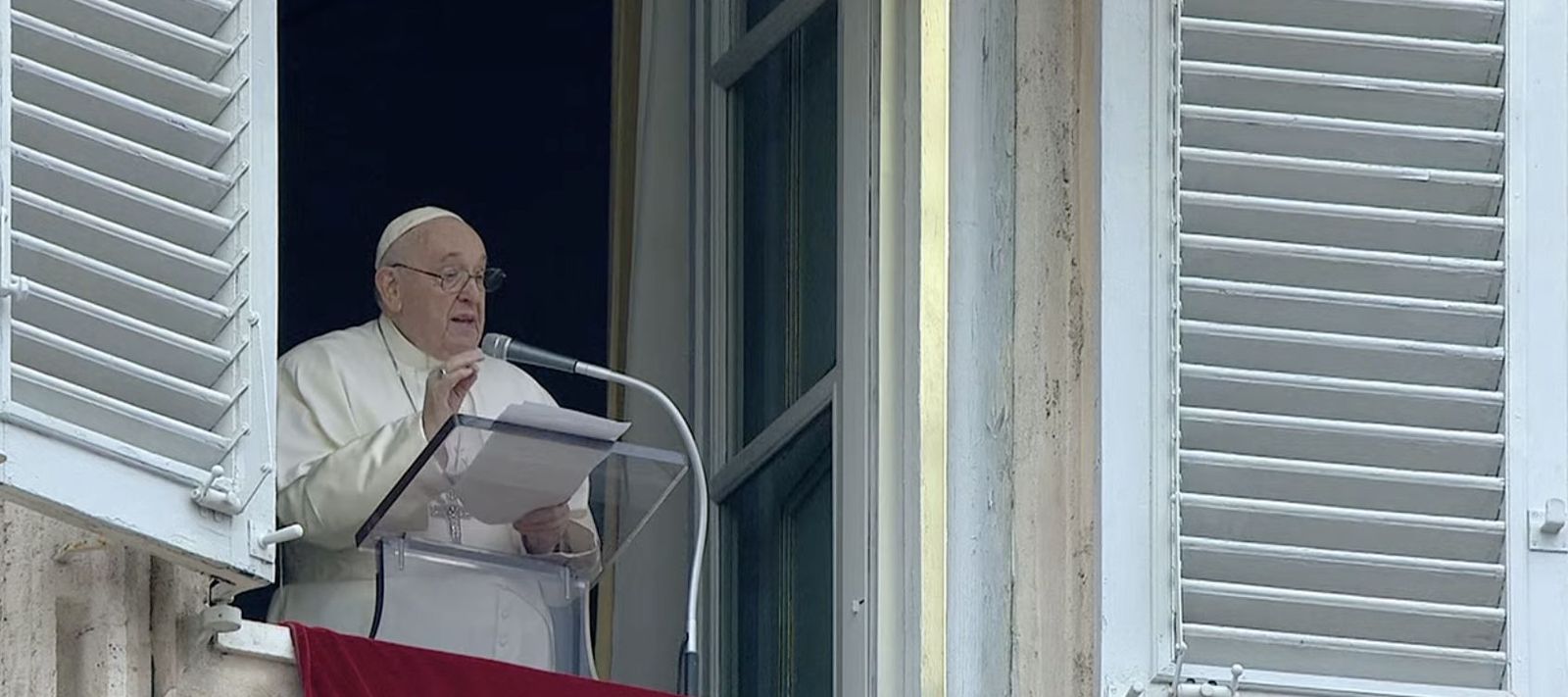 Francisco, durante el Angelus