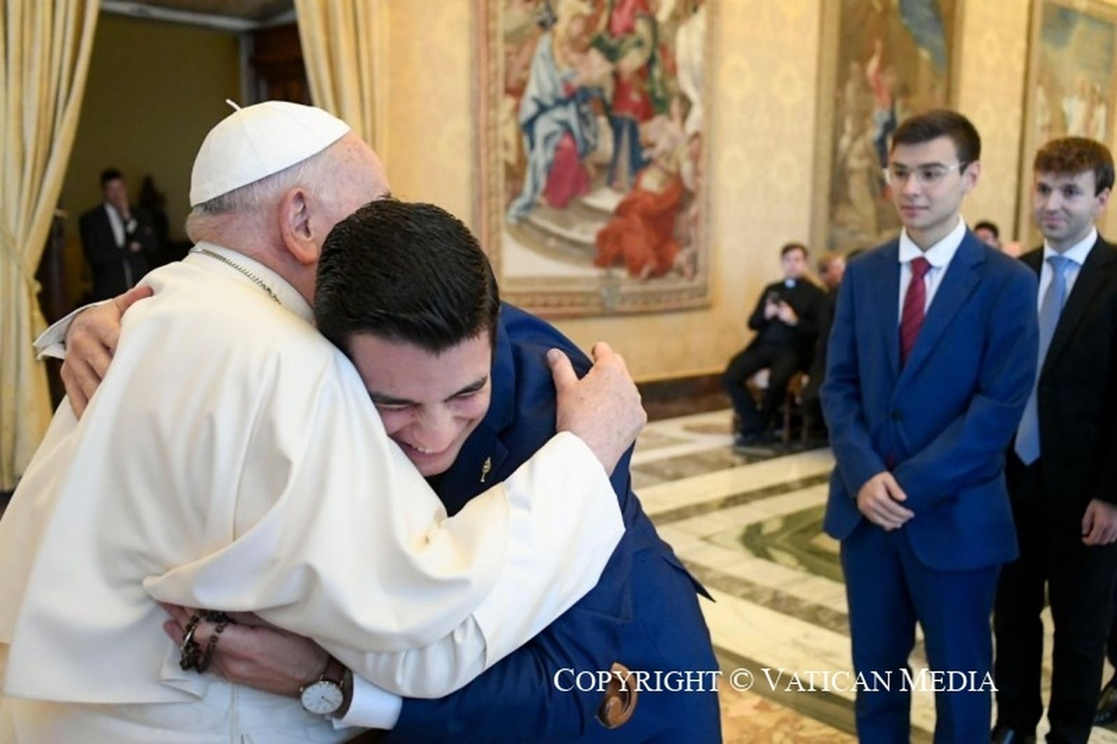 Francisco, abrazado a seminarista de Toledo